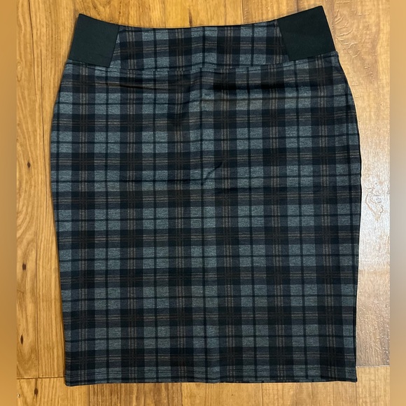 Soho Apparel Plaid Pull On Pencil Skirt With Back Slit - Picture 6 of 7